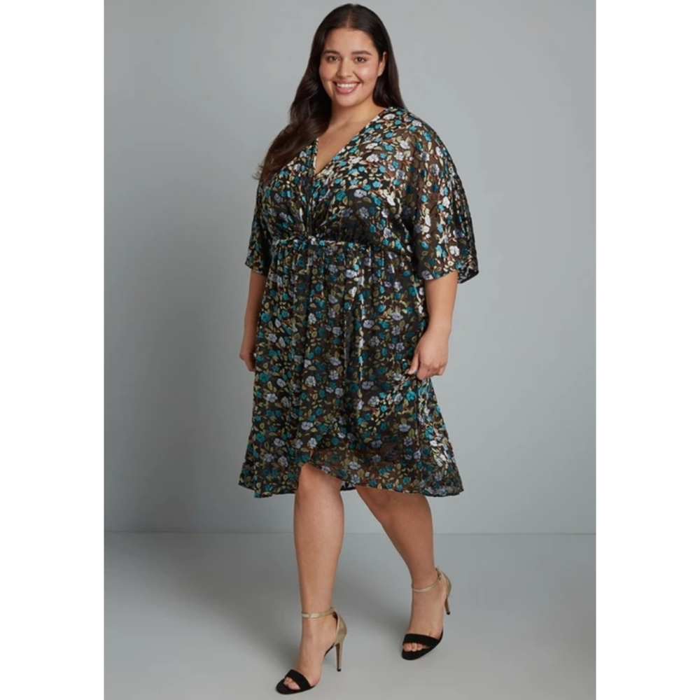 Modcloth NWT Dramatic Depths Velvet Dress Size Small Color Black Floral